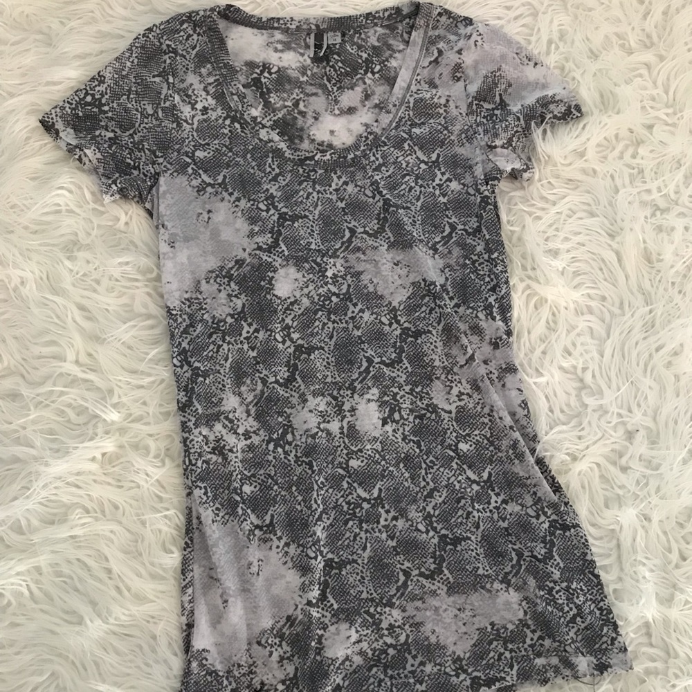 💰Grey and white snake print top